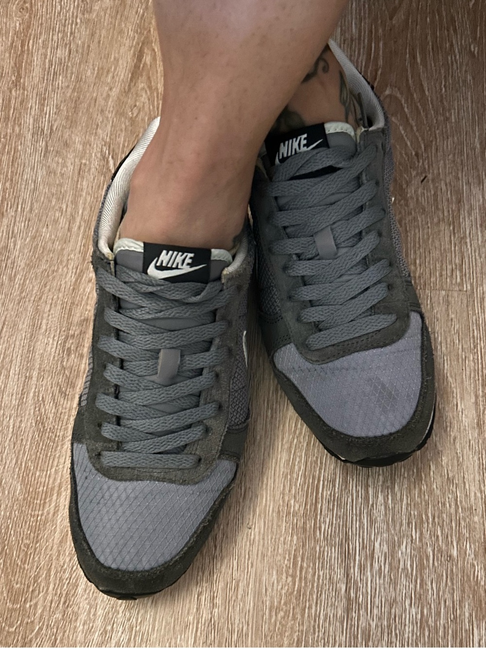 Nike Genicco Cool Grey Running Shoes Womens Size 8